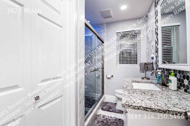 Building Photo - 3923 Miami-