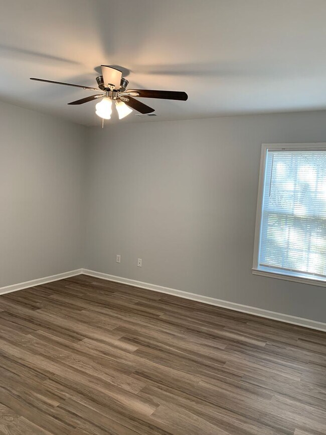 Building Photo - 3 Bedroom 2 Bath Renovated House Available Now on Park Avenue