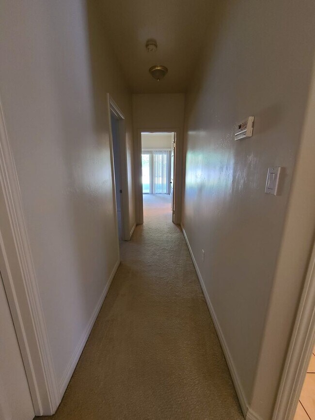 Building Photo - 4/2 bathroom located close to schools, sho...