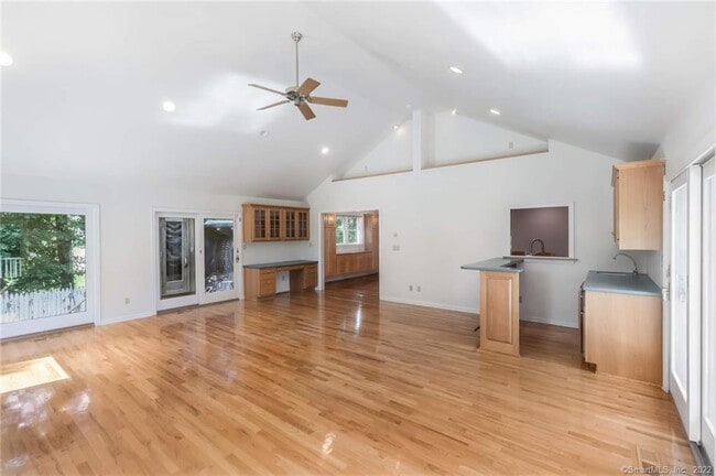 Building Photo - 143 Ponus Ave