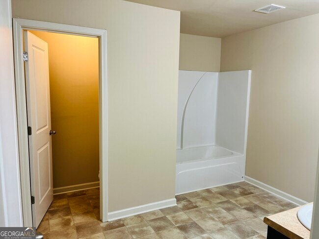 Building Photo - 261 Stillwood Dr