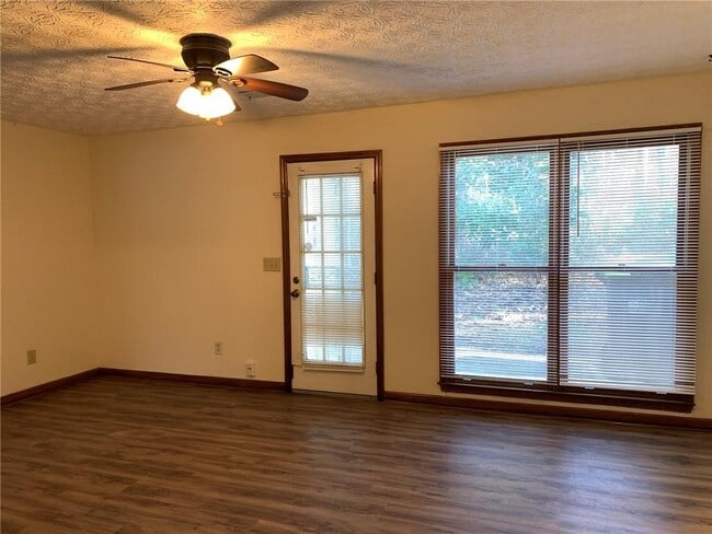 Building Photo - 1107 Booth Ct SW