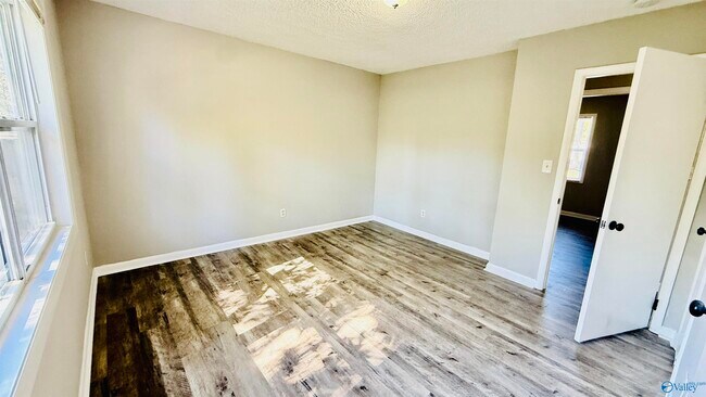 Building Photo - 2432 Yorkshire Dr SW