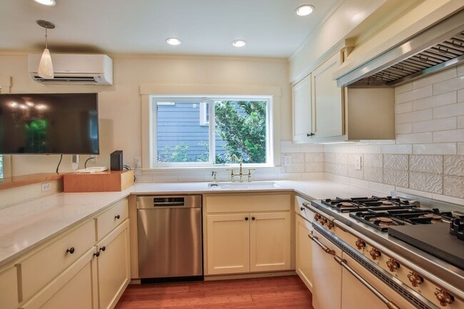 Building Photo - 1086 Village Loop