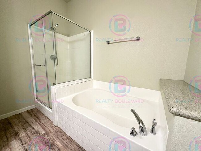 Building Photo - 3 Bedroom 2.5 Bathroom + Loft & 2 Car gara...
