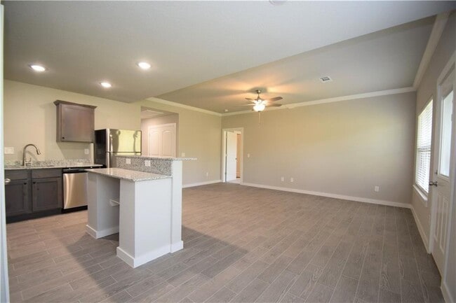 Building Photo - 422 Rineel Ave
