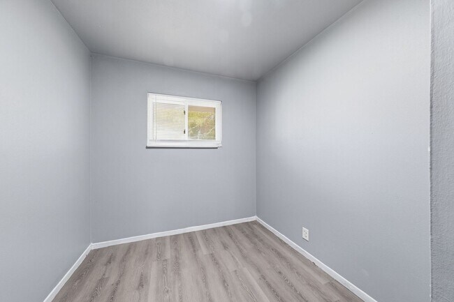 Building Photo - 237 Grampian Rd