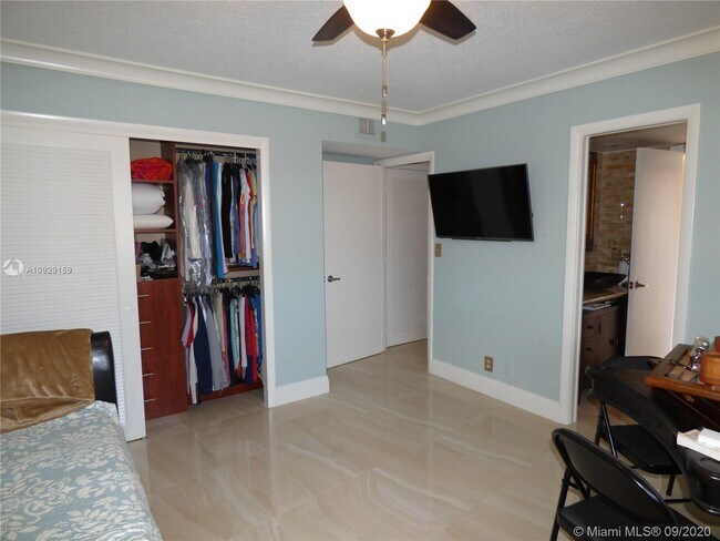 Building Photo - 1523 E Hillsboro Blvd