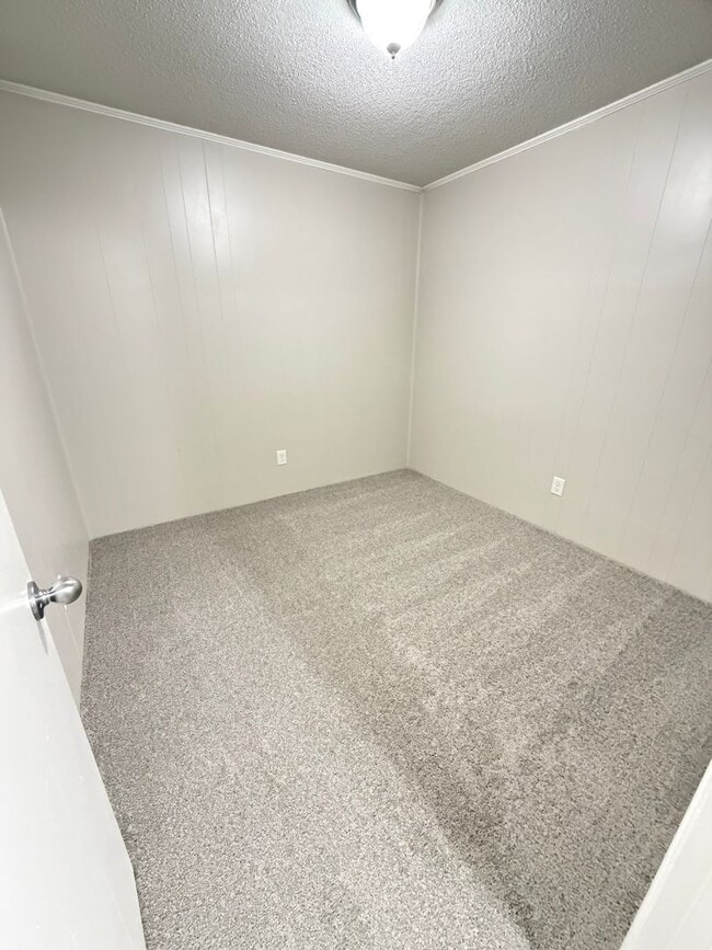 Building Photo - 3 Bedroom