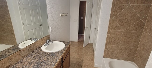 Building Photo - LARGE HOME WITH MANY UPDATES