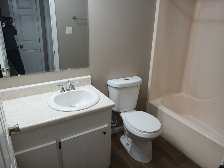 Building Photo - 107 Twin Creek Ct