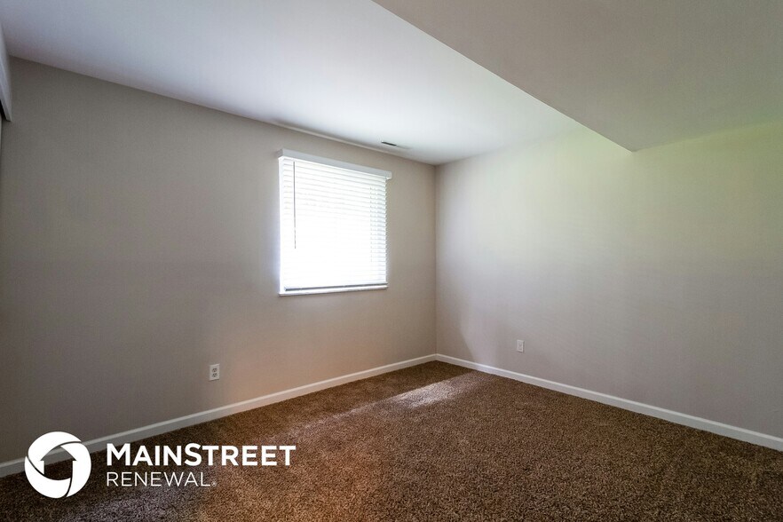 Building Photo - 1848 Tamarack Cir N
