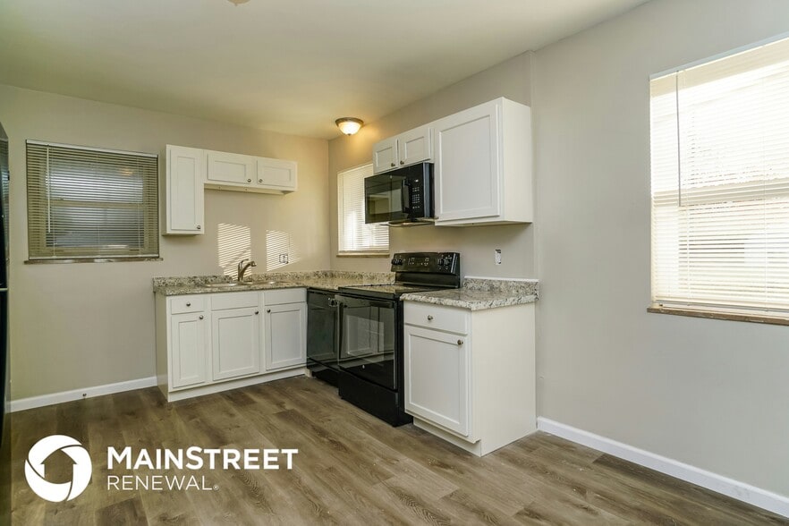 Building Photo - 1646 Oakwood Ave