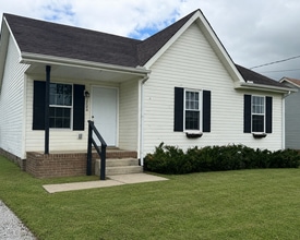 Building Photo - **Just listed**