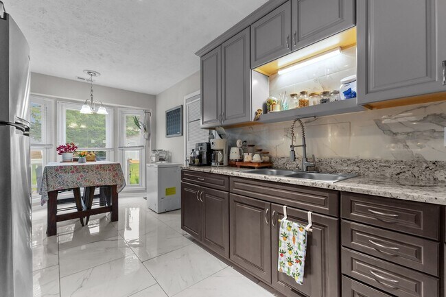 Building Photo - Updated 3 Bed, 2 Bath Home with Fenced Yard