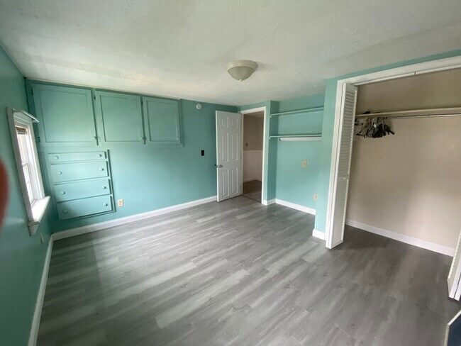 Building Photo - Beautiful 4 bedroom 1.5 bath located in th...