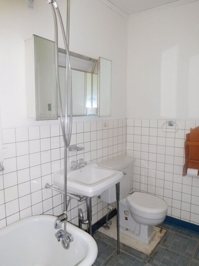 Building Photo - 6- 8 E. Third Street