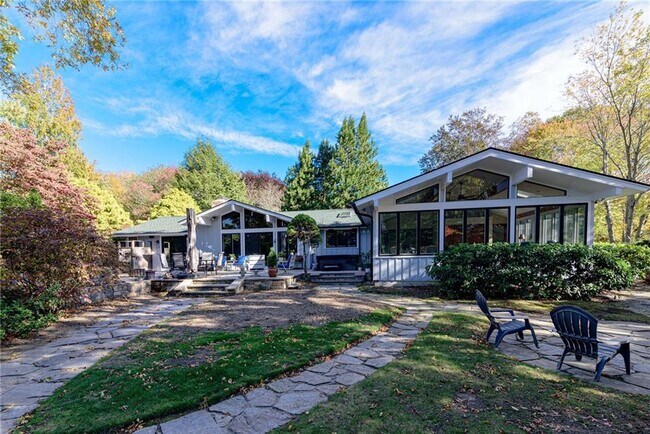 Building Photo - 14 Woodlake Dr