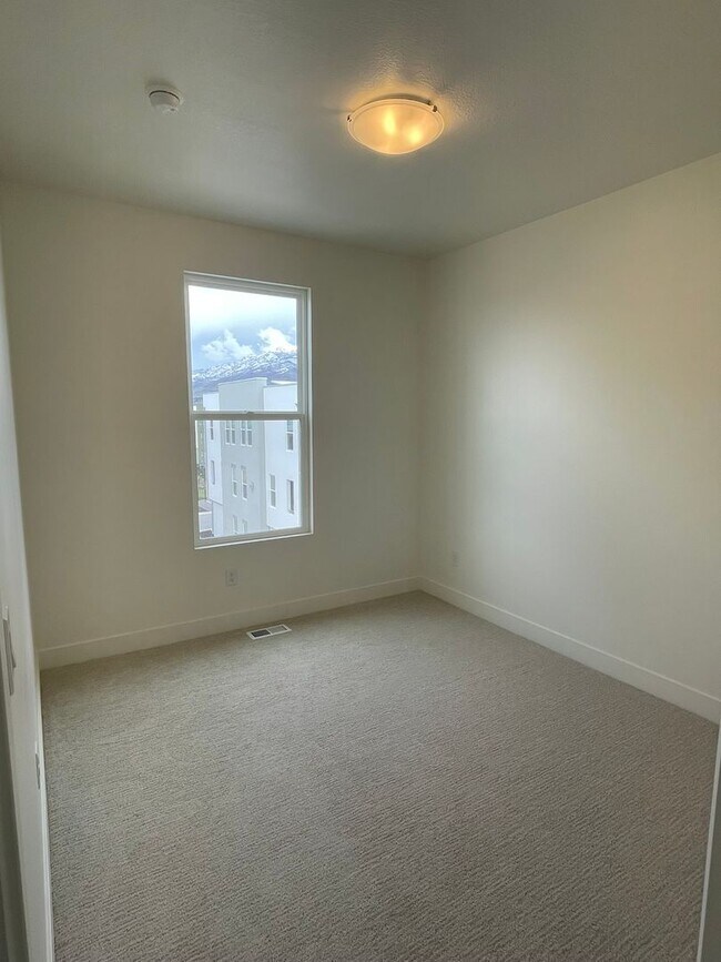 Building Photo - 4 Bed/3.5 Bath, 2-Car Garage