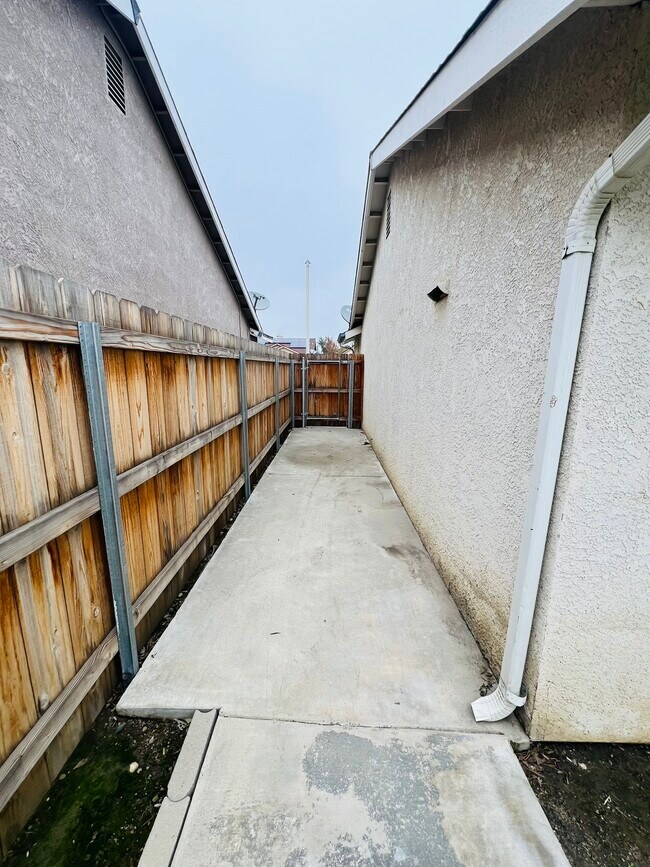 Building Photo - 575 W Cinnamon Ave