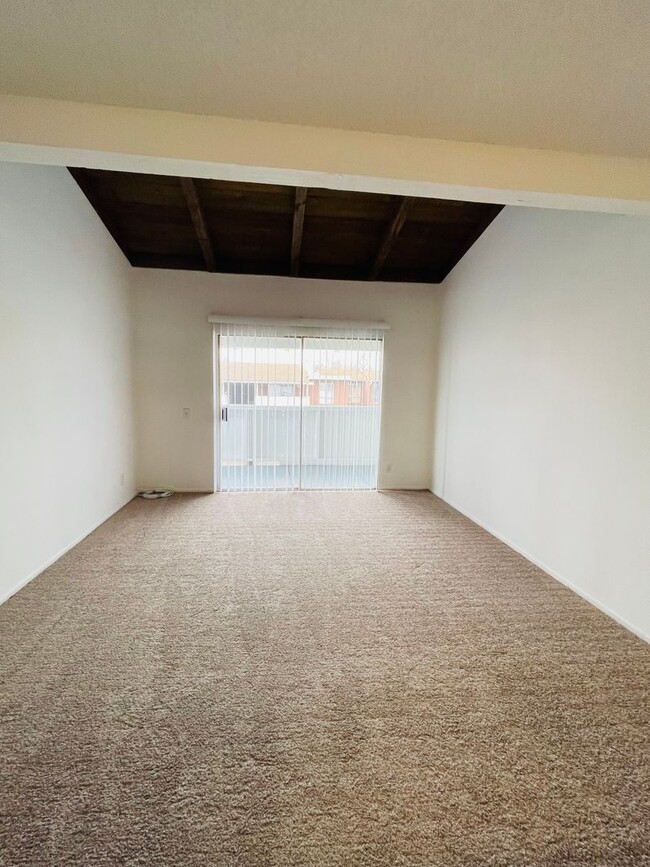 Building Photo - Spacious 2-bedroom 1-bathroom upstairs con...