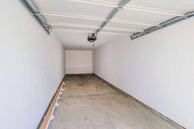 Building Photo - 2419 Carmona Ave