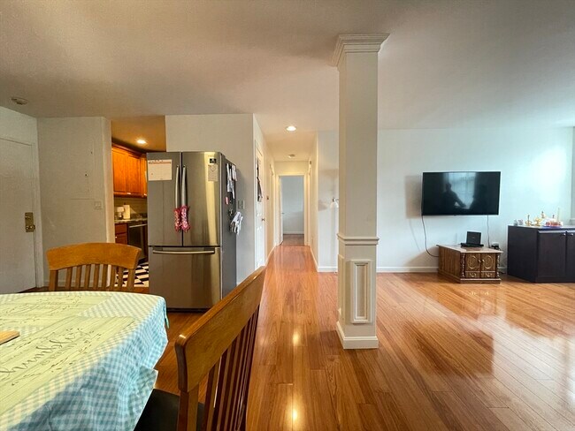 Building Photo - 10 Weston Ave