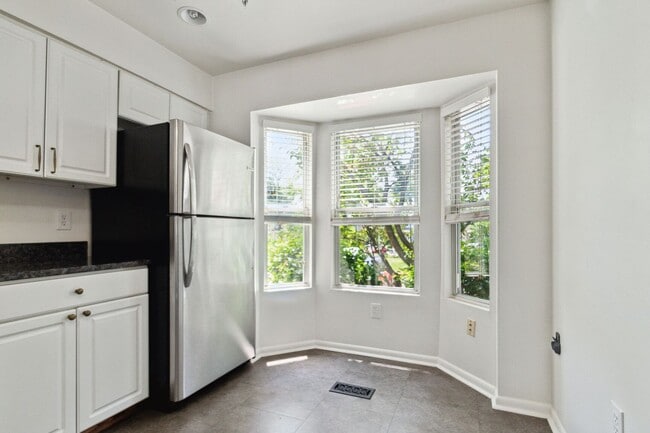 Building Photo - Really Cool, Spacious 3br Townhome with De...