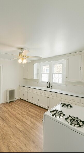 Kitchen - 4937 W Schubert Ave