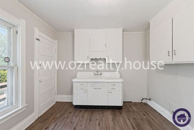 Building Photo - 2727 Robinwood Ave