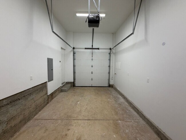 Building Photo - 2419 Binnen Ln