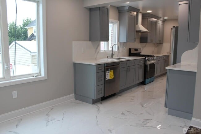 Building Photo - 147 Clinton St