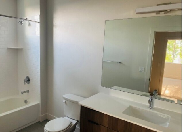 Building Photo - 340 340 N