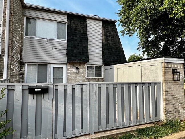 Building Photo - 214 Justin Dr