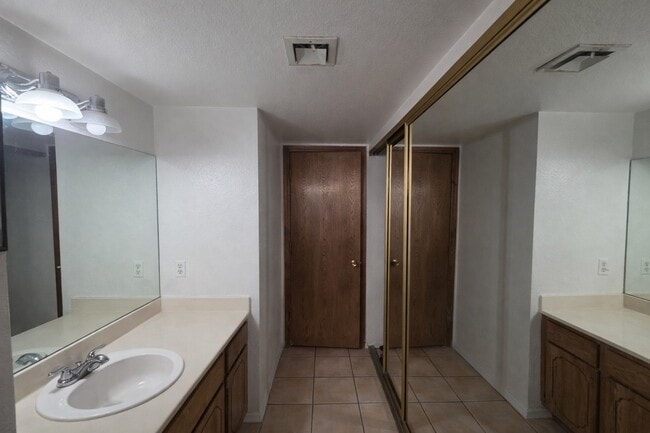 Building Photo - 1625 W Hillside Pl