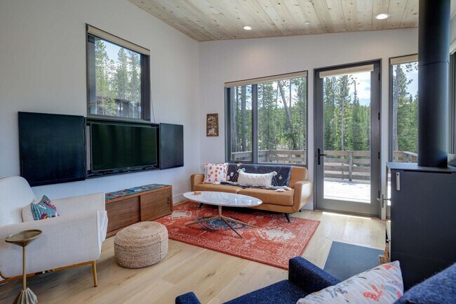 Building Photo - 15 Lakewood Dr