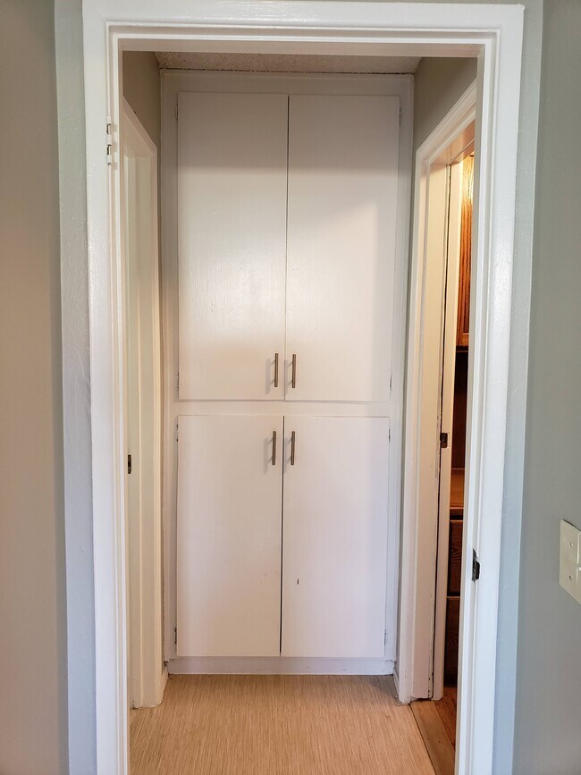 Building Photo - 5005-Side Studio