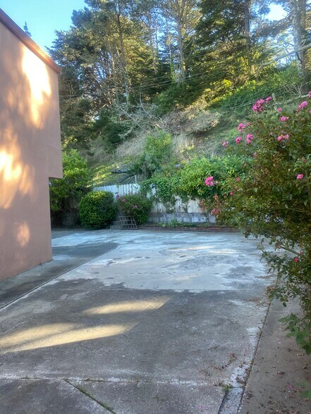 Building Photo - 204 Palisades Dr