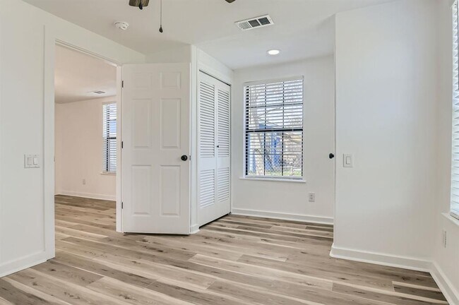 Building Photo - 902 Hackberry St