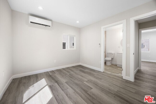 Building Photo - 121 W Elm Ave