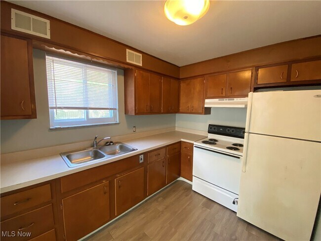 Building Photo - 1450 Riverside Dr