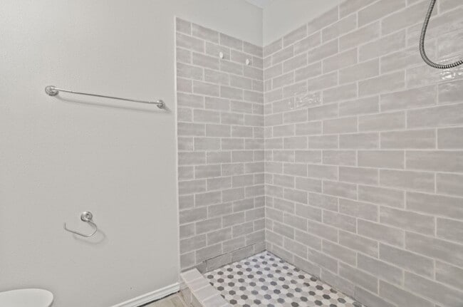 Building Photo - 6811 Feather Creek Dr