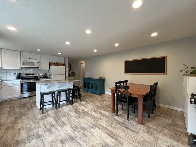 Building Photo - Charming Home Near Nike Campus with Vaulted Ceilings & Updated Kitchen
