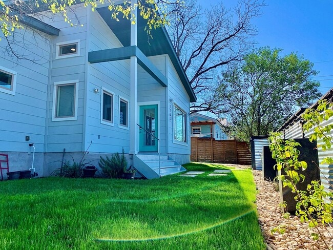 Building Photo - Modern 3 bedroom home in East Austin