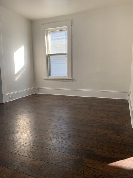 Walk right in to your dining room! - 4023 woburn ave