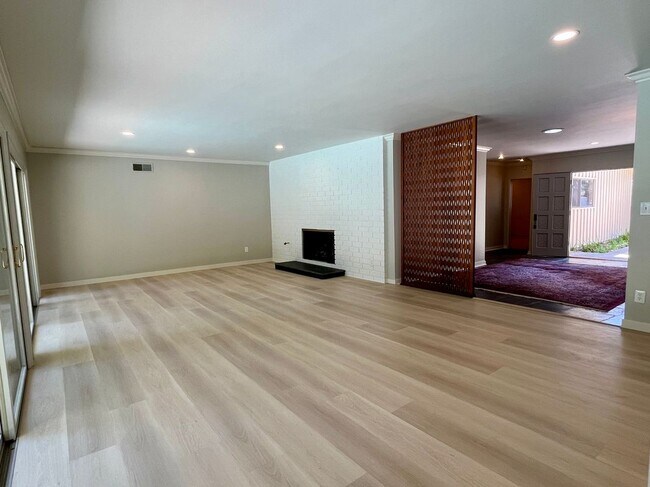 Building Photo - 16641 Park Ln Cir