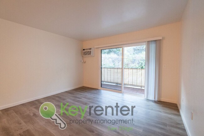 Building Photo - Walking distance to Fashion Vally Mall |2 minute drive to both North and South 163, as well as I-8