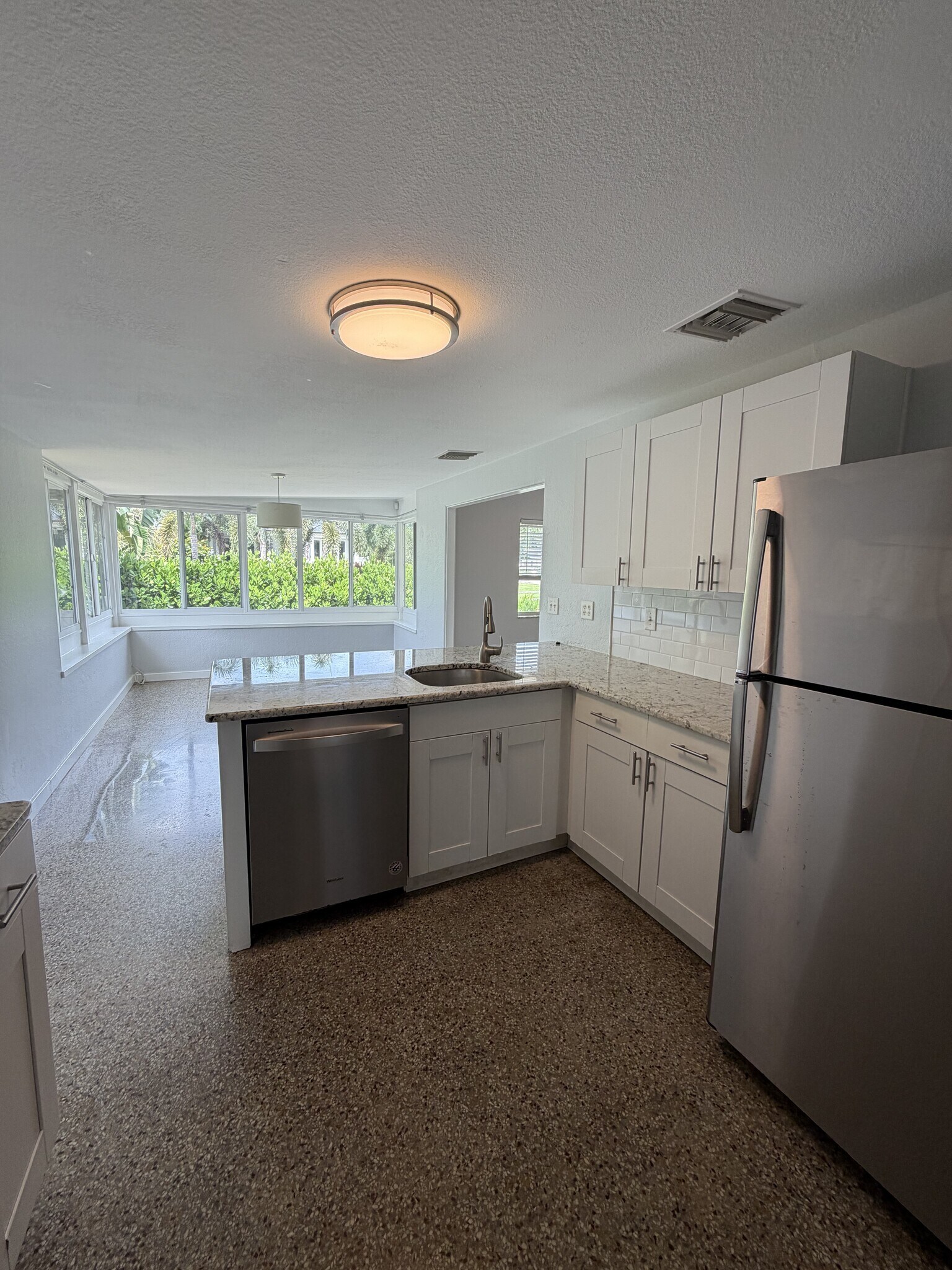 Building Photo - 2 Bed/2 Bath