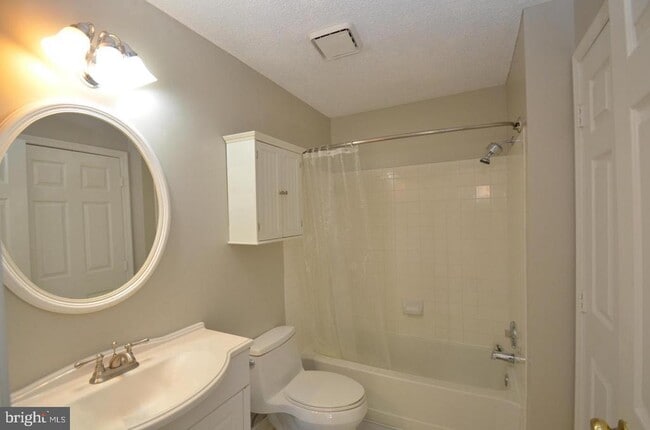 Building Photo - 3907 Golf Tee Ct