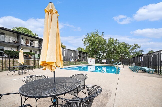 Building Photo - 1 Month Free, newly renovated Overland Par...